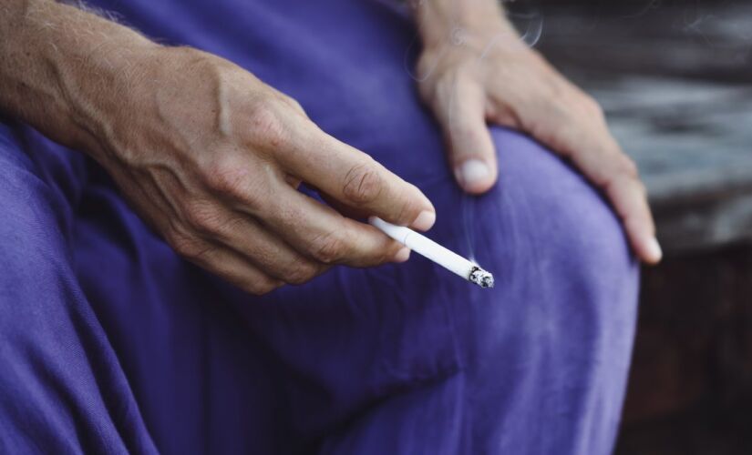 Rotinas aparentemente inofensivas trazem riscos comparáveis ao tabagismo.