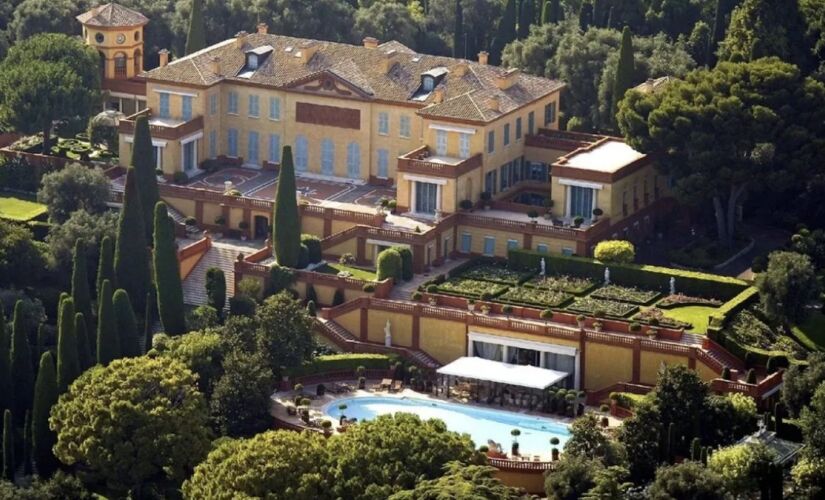 Construída nos anos 1930, a mansão chama atenção pela arquitetura e pelo local onde está instalada