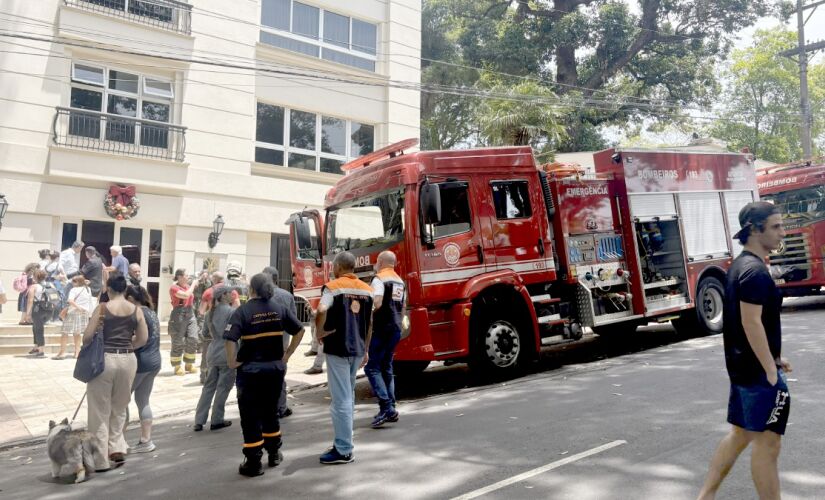 Moradores foram evacuados e bombeiros enviaram sete viaturas para conter as chamas e fazer o rescaldo
