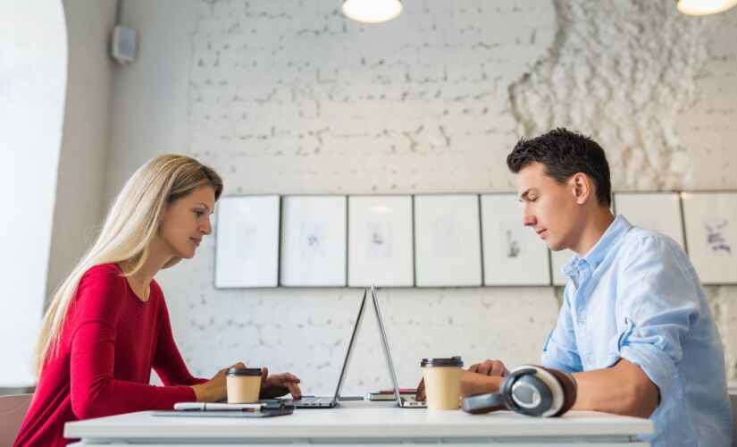 Mesmo com regras, home office e riscos, a atra&ccedil;&atilde;o entre colegas segue firme