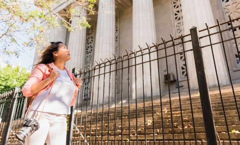 A tendência vai além do "fica bonito": o vidro de segurança protege sem escurecer, resguarda sem aprisionar e moderniza a fachada sem pesar no visual.