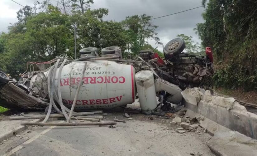 Betoneira caiu em cima de um carro na rodovia Prefeito Bento Rotger Domingo
