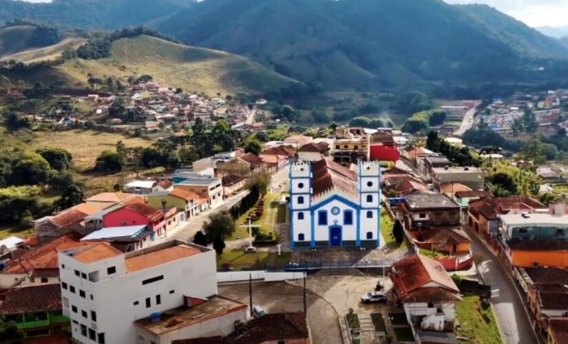 Destino em Minas Gerais conta com paisagens impressionantes, incluindo cachoeiras potentes e locais que servem como refúgios naturais tranquilos