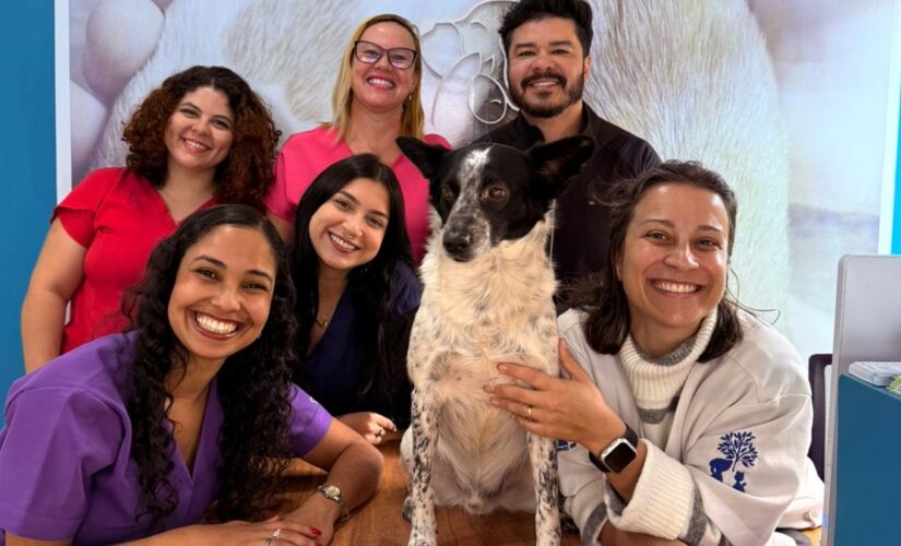 Branquelo ao lado de parte da equipe que ajudou a salvar sua vida