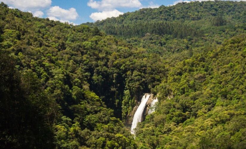 Com uma queda d'água de aproximadamente 63 metros, a cachoeira fica a cerca de 10 km do centro