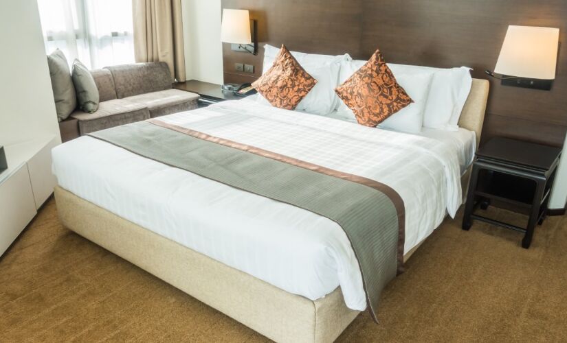 Comiss&aacute;ria da KLM explica como a garrafa sob a cama pode aumentar a seguran&ccedil;a e mostra h&aacute;bitos simples ao chegar ao hotel