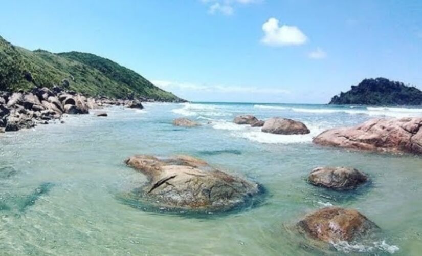 Com pouco mais de 12,5 mil habitantes, segundo o IBGE de 2020, Cananéia é uma estância turística pequena em população, mas gigante em biodiversidade.