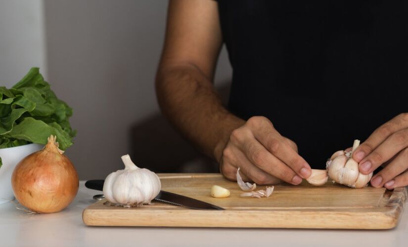 Internautas apotam possíveis benefícos de consumir o alho cru