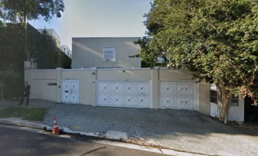 Perto dali mora o ex-presidente Michel Temer com a mulher, Marcela, e o filho