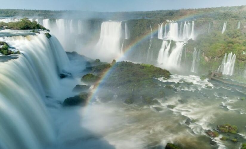 As Cataratas do Iguaçu estão localizadas precisamente entre a cidade brasileira de Foz do Iguaçu e a cidade argentina de Puerto Iguazú