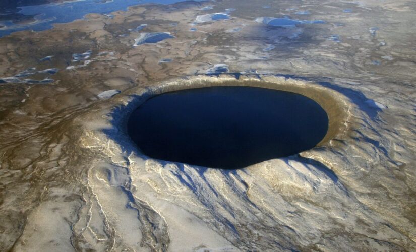 No centro da cratera fica o lago Pingualuk, com 267 metros de profundidade.