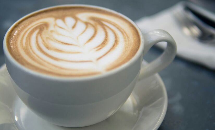 Especialistas recomendam consumir café após o pico de cortisol para prolongar o estado de alerta