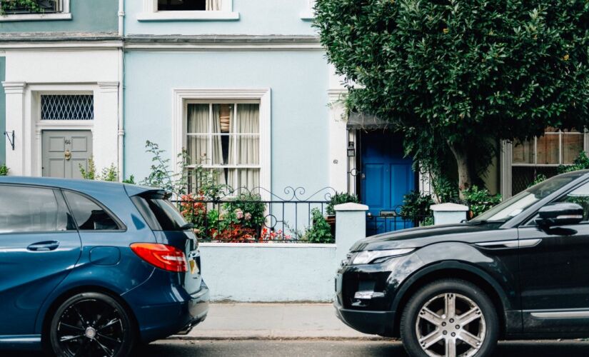 Conforme o Código de Trânsito Brasileiro (CTB) trata o ato de estacionar em frente a garagens como infração, sem diferenciar se o veículo é do morador, de um visitante ou de um desconhecido.