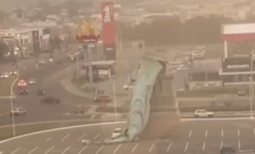 Estátua foi instalada na inauguração da loja e possui 35 metros, da base até a ponta da escultura