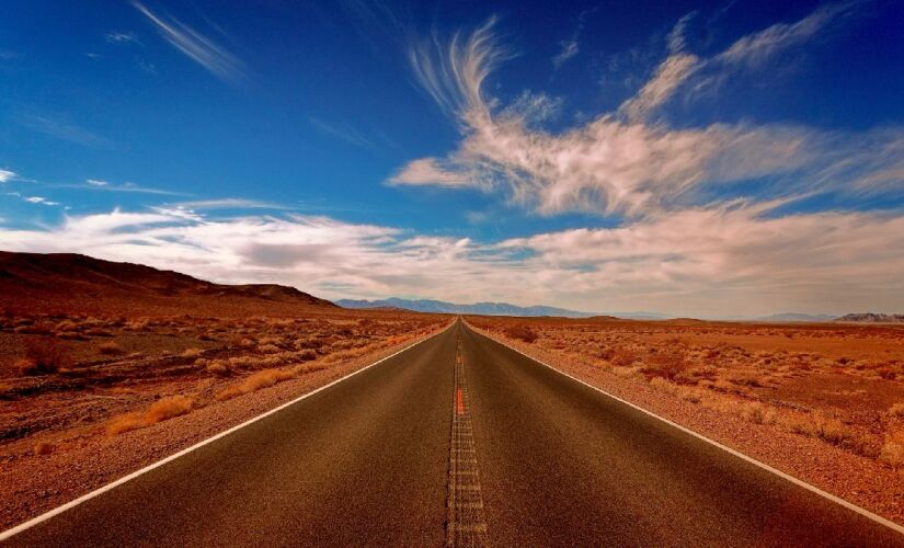 Estrada corta o deserto de Rub' al-Khali, conhecido com