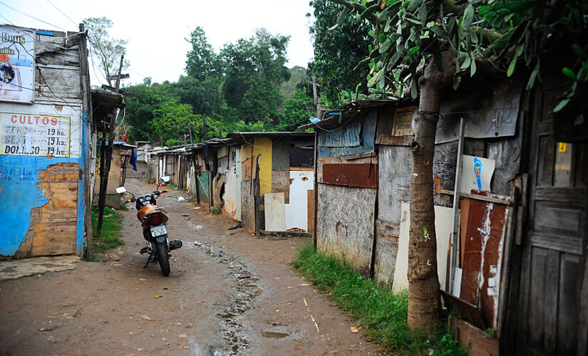 Fora das favelas, os números são bem menores: apenas 4,8% das ruas não têm calçada e 25,2% não têm árvores