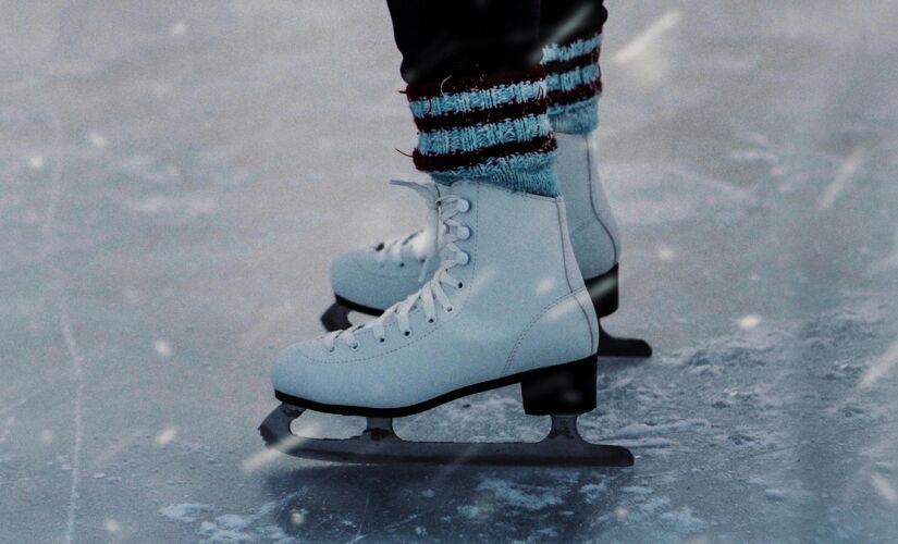 Pista de patinação no gelo está aberta para adultos e crianças