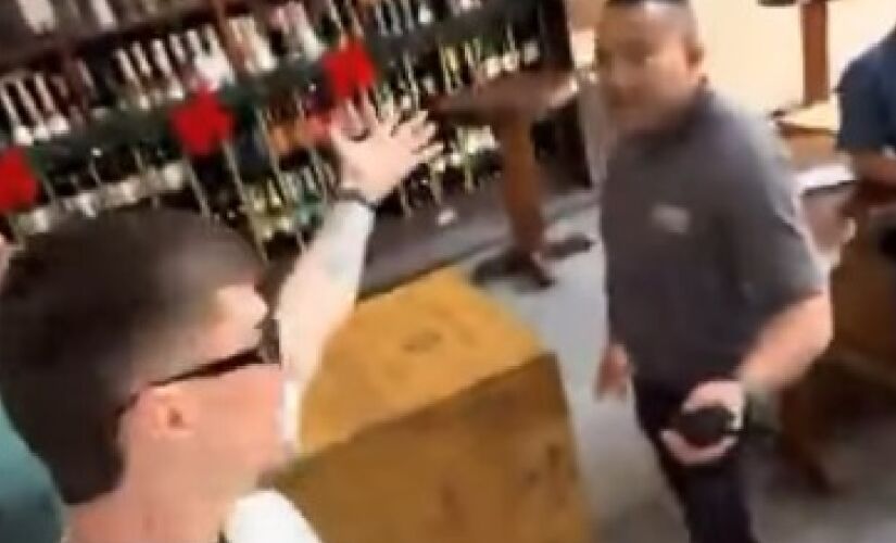 Jovem grava momento em que segurança pede para casal parar de se abraçar