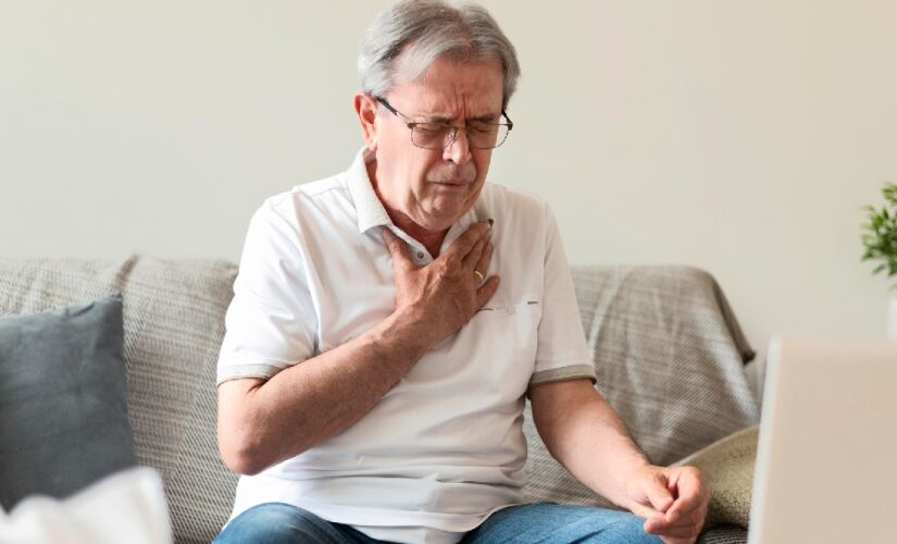 O engasgo durante a alimentação, embora não seja o sintoma mais frequente no processo de envelhecimento, representa um risco considerável para a população 60+