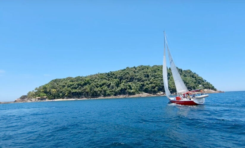 Contando com uma vista privilegiada para o paraíso natural de São Sebastião, a Ilha dos Gatos é pequena e possui um mar maravilhoso