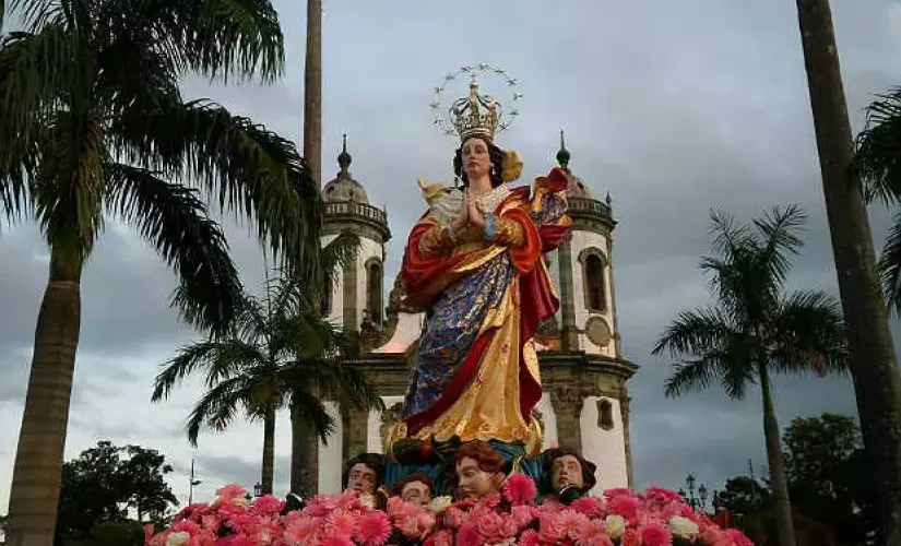 Rezada por milhões de fiéis no dia 8 de dezembro, a prece é buscada por quem pede proteção, cura e respostas em momentos difíceis