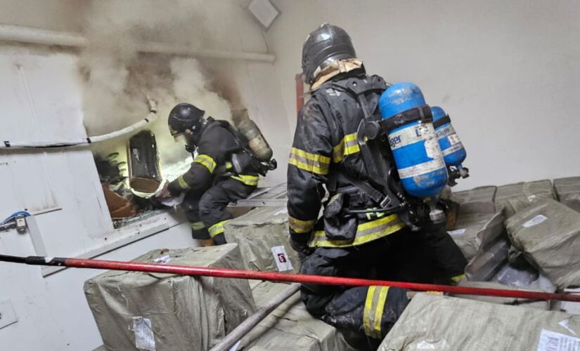 Corpo de Bombeiros informou que o fogo está controlado, mas não extinto
