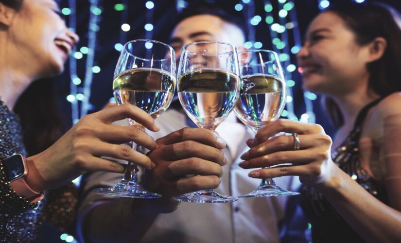 Brindar olhando nos olhos tem um significado maior do que você pensa 