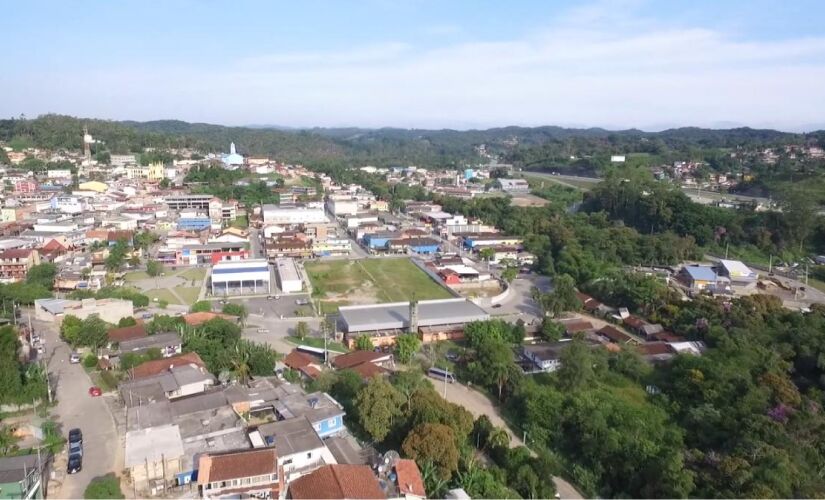Com rios, trilhas e muito verde, cidade virou refúgio para quem quer curtir as férias longe da correria