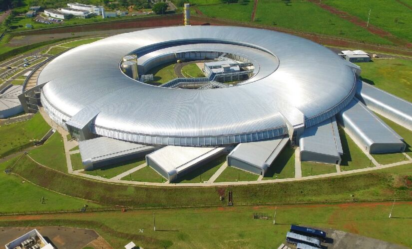 Em vez de usar lentes, o Sírius produz um tipo especial de luz superpoderosa, a luz síncrotron