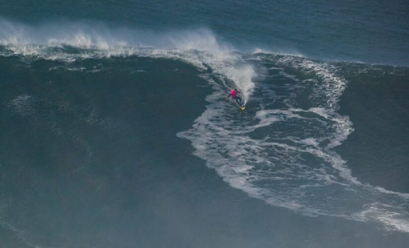 Surfista brasileiro Lucas Chumbo levou o prêmio de melhor performance masculina do dia no Nazaré Big Wave Challenge