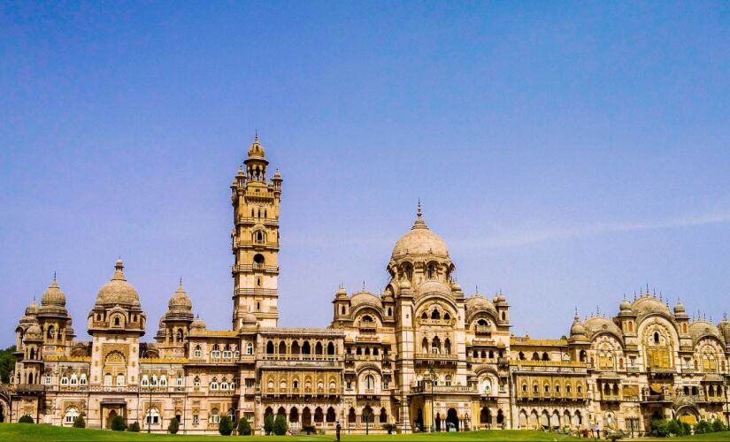 O estilo do Lakshmi Vilas é classificado como indo-sarraceno, uma corrente arquitetônica muito usada durante o domínio britânico na Índia.