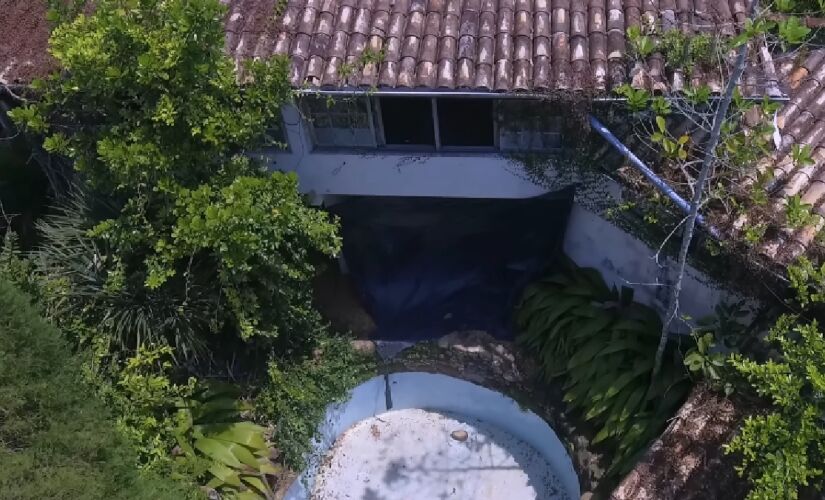 O imóvel, de alta classe e que um dia foi destaque com vista para o oceano Atlântico, agora virou uma atração paranormal