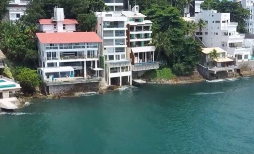 A mansão no Guarujá, hoje associada ao inventário de seus bens, permanece como parte desse imaginário.