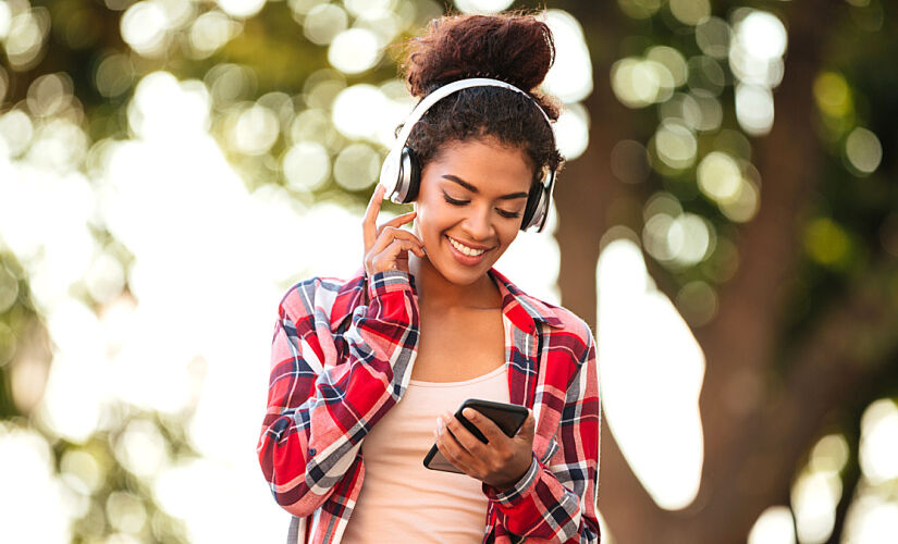 A verdade é que boa parte dos grandes hits em inglês passa despercebida pelo público brasileiro