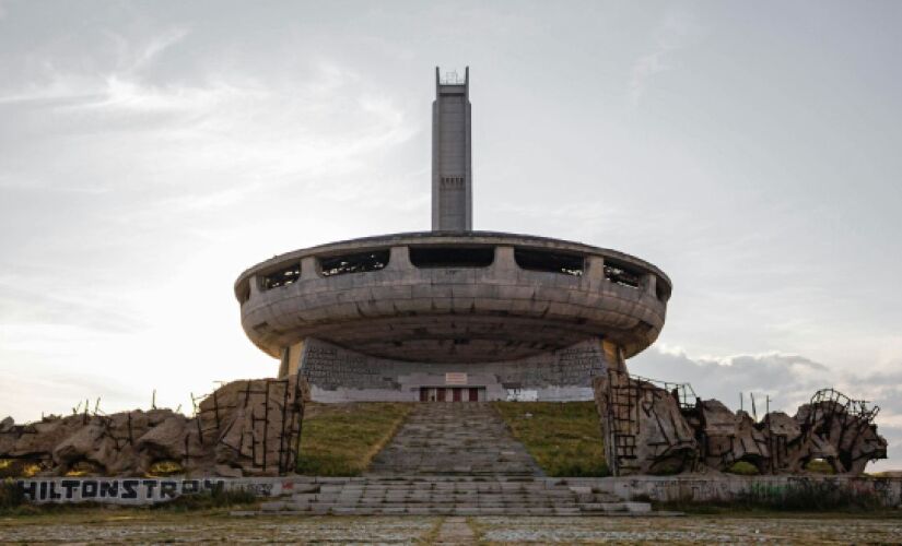 Arquitetura está no alto de uma montanha da Bulgária