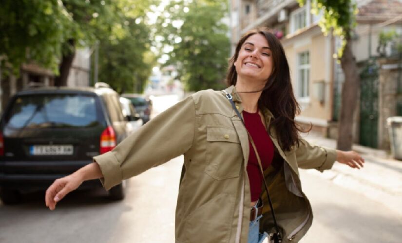 Prestar atenção em pequenos prazeres, como o som do café sendo servido, o cheiro de uma fruta recém-descascada