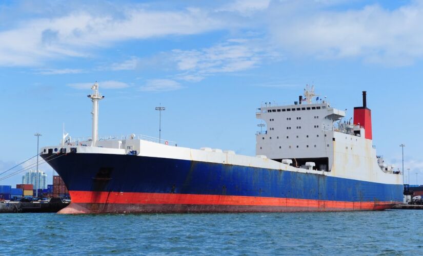 Tinta de cobre, tradição marítima e segurança explicam por que a parte de baixo dos navios continua vermelha até hoje