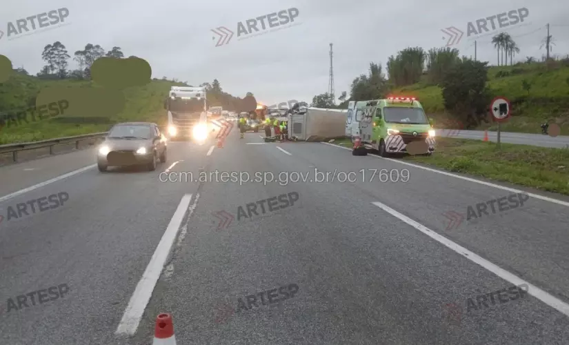 Caminh&atilde;o tombou ap&oacute;s acidente com &ocirc;nibus; ningu&eacute;m ficou ferido