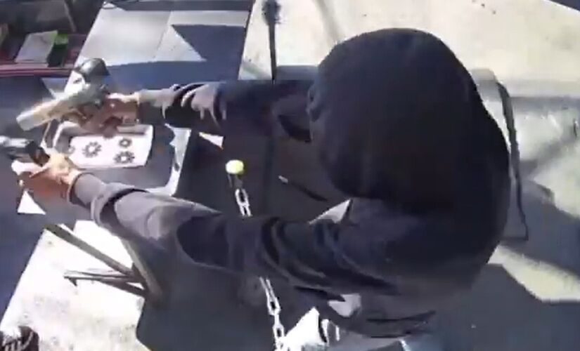 Ex-companheiro invade pastelaria, atira seis vezes contra a mulher e foge armado com duas pistolas