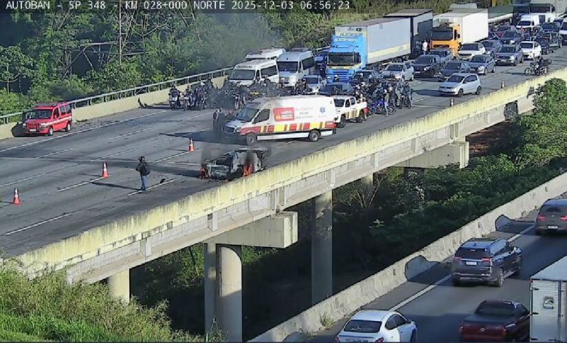 Quatro pessoas se envolveram no acidente; três saíram ilesas e uma teve ferimentos leves