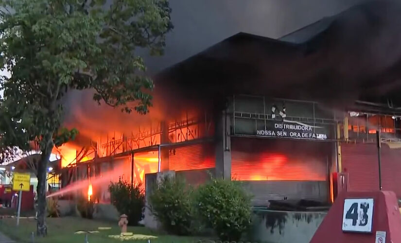 Chamas começaram em uma loja de alimentos e se espalharam por boxes cheios de material inflamável