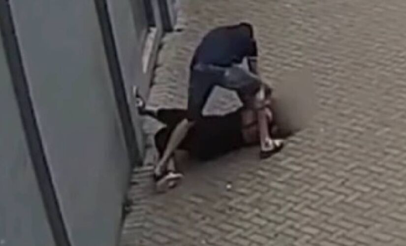 Imagens mostram o agressor abordando a vítima na calçada, arrastando-a até um muro e iniciando as agressões