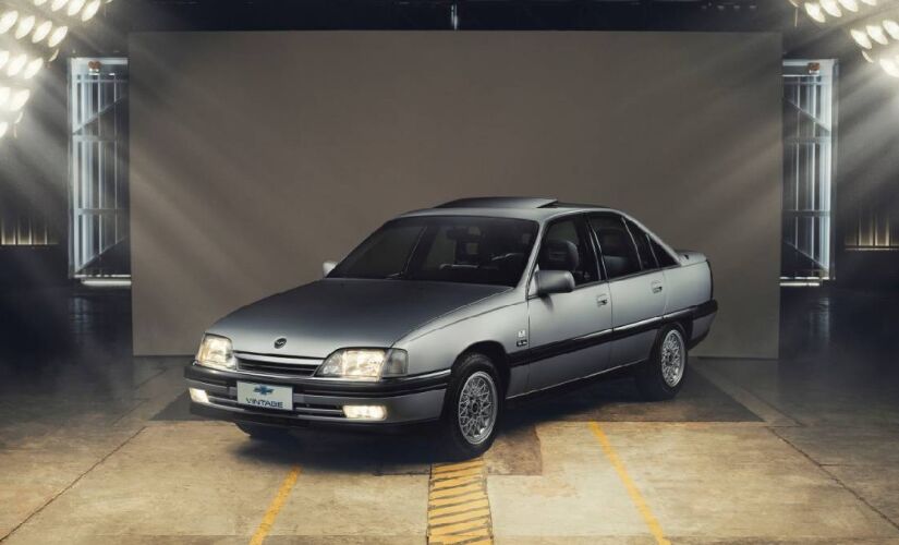 Até os bancos de veludo receberam atenção especial, recriando a tecelagem original para manter textura e conforto autênticos