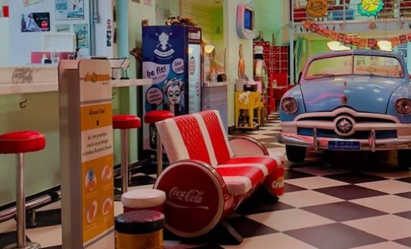 "Zé do Hambúrguer" se destaca ao transportar clientes para a estética clássica dos "diners" americanos dos anos 50
