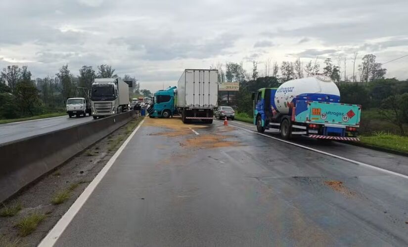 Uma pessoa ficou ferida e equipes atuam para liberar a rodovia