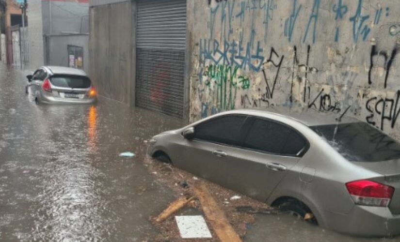 Em alguns pontos veículos chegaram ficar ilhados