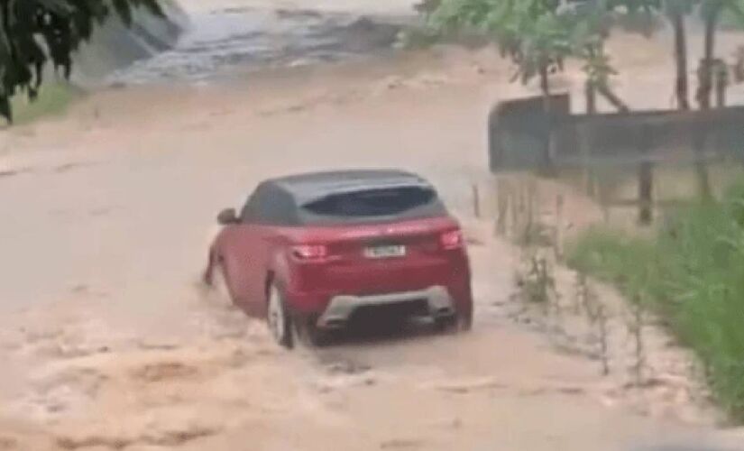 Força da água arrastou o veículo, que acabou submerso