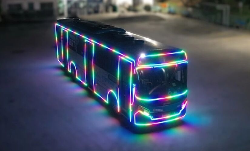 Decoração em cinco cores e operação estendida buscam aproximar passageiros da ação festiva e destacar mensagens de fraternidade