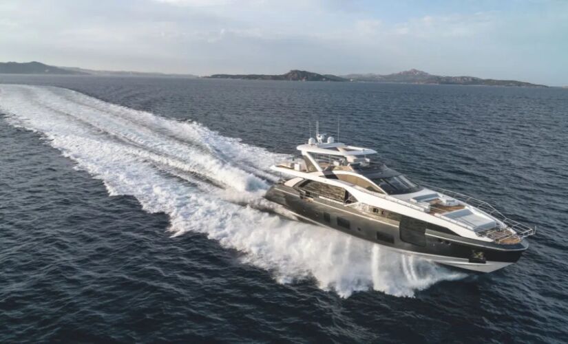 Azimut Grande 27 Metri do craque português foi construído na Itália e inspira o modelo brasileiro, que tem 27 metros de comprimento, seguindo o padrão internacional