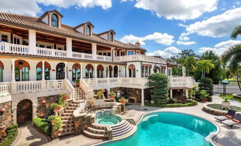 Com quatro quartos e amplas áreas sociais, a Villa Meraviglia foi projetada tanto para o dia a dia quanto para receber em grande escala